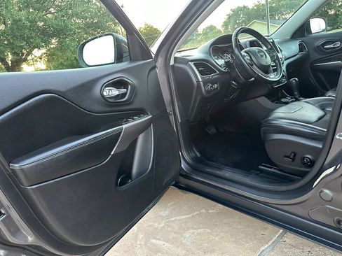 Used 2019 Jeep Cherokee Latitude Plus FWD image 9
