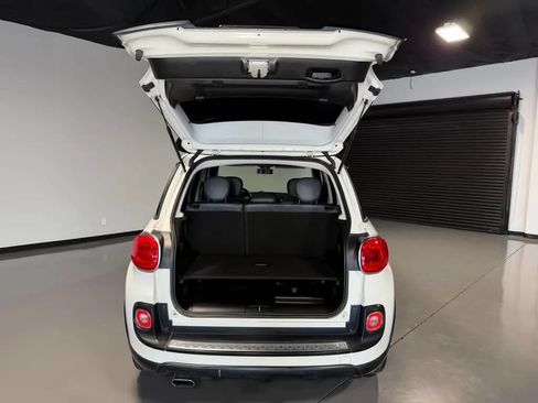 Used 2017 FIAT 500L Trekking w/ Dual-Pane Sunroof Package FWD image 11