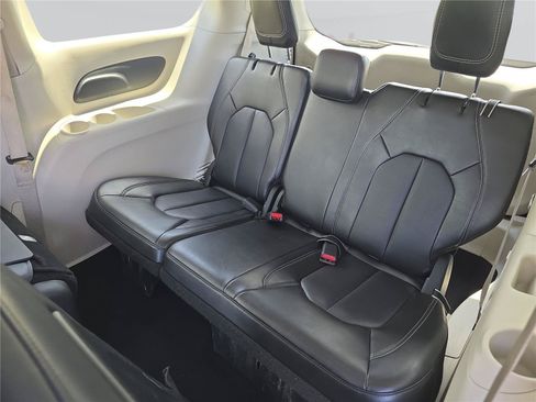 Used 2024 Chrysler Pacifica Limited FWD image 34