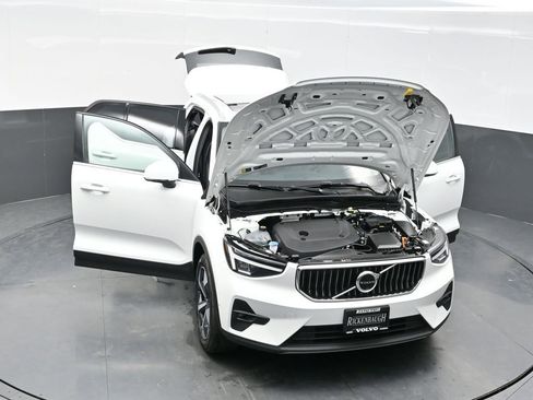 Used 2025 Volvo XC40 B5 Plus AWD/4WD image 39