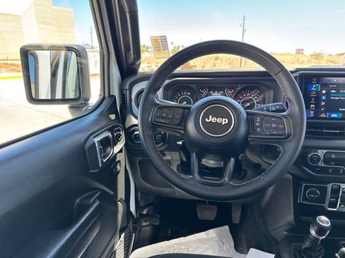 Used 2025 Jeep Gladiator Sport AWD/4WD image 13