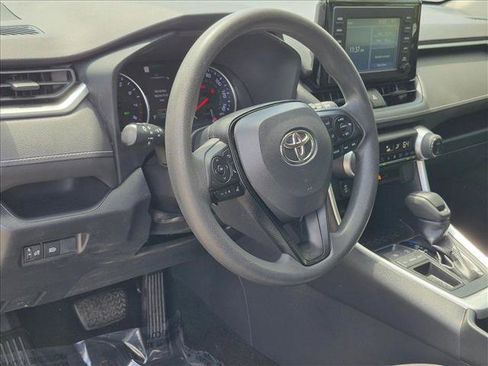 Used 2019 Toyota RAV4 XLE FWD image 2
