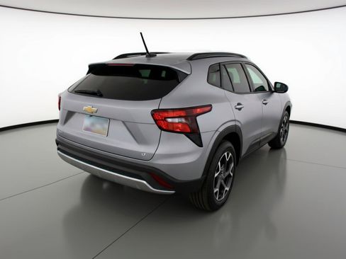Used 2025 Chevrolet Trax LT FWD image 9