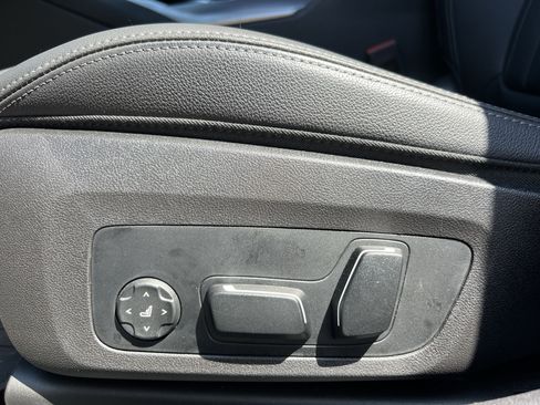 Used 2025 BMW 330i Sedan w/ M Sport Package image 38