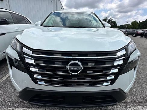 Used 2024 Nissan Rogue SV FWD image 2