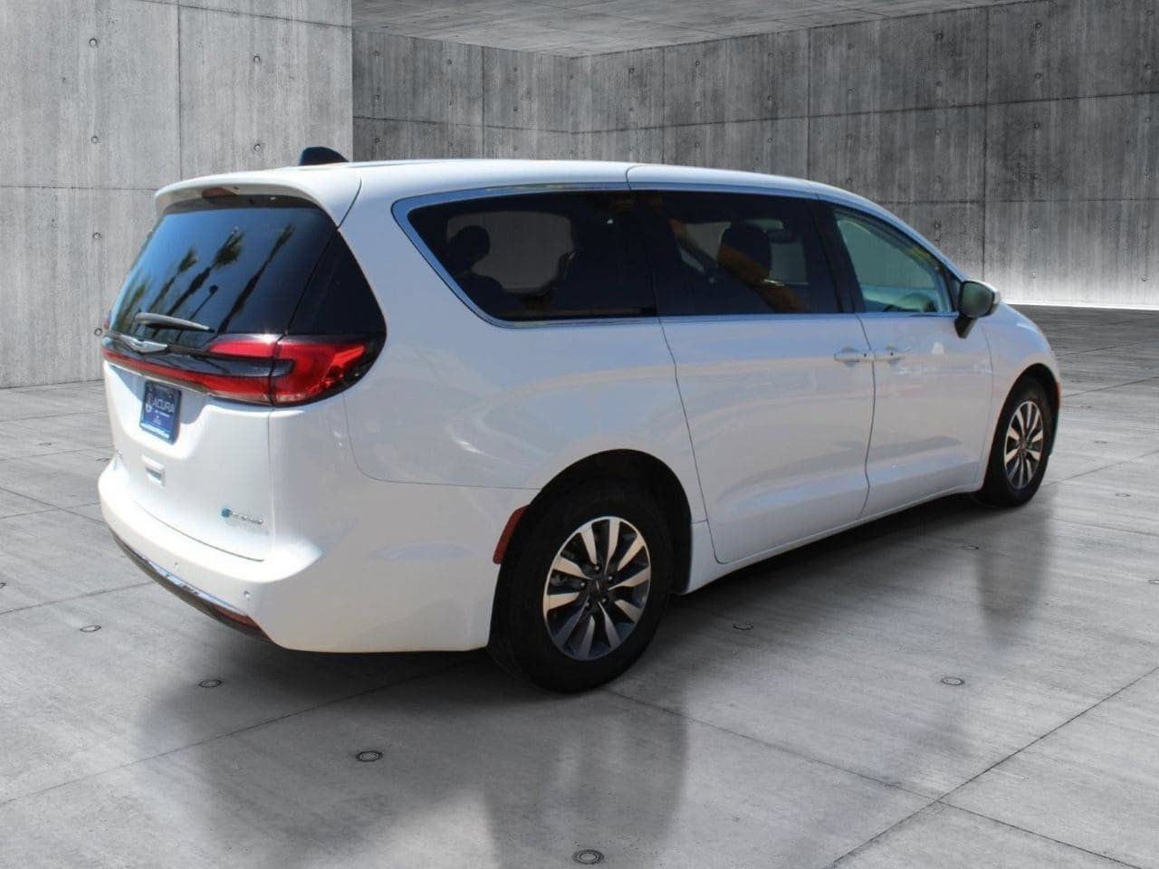 Used 2023 Chrysler Pacifica Touring-L FWD image 7