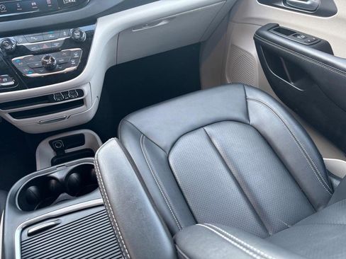 Used 2024 Chrysler Pacifica Touring-L FWD image 18