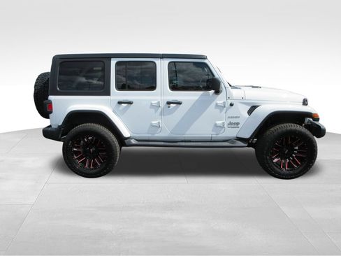 Used 2018 Jeep Wrangler Unlimited Sahara AWD/4WD image 6
