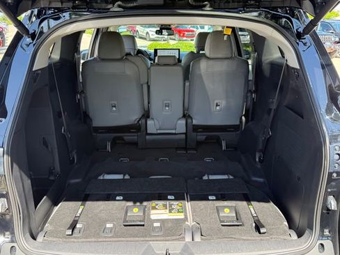 Used 2025 Toyota Sienna XLE FWD image 29