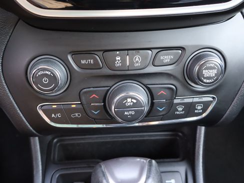 Used 2020 Jeep Cherokee Limited FWD image 27