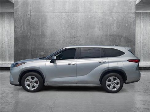 Used 2022 Toyota Highlander L FWD image 9