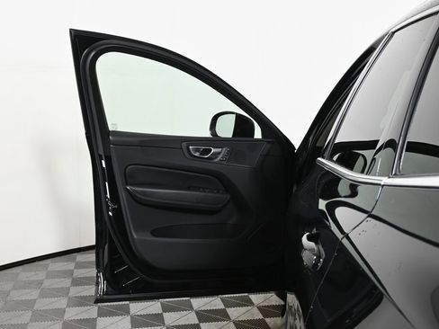 Used 2023 Volvo XC60 B5 Plus image 28