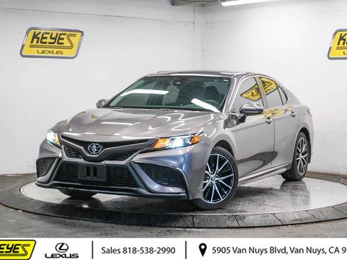 Used 2021 Toyota Camry SE image 1