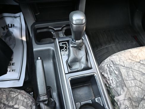 Used 2017 Toyota Tacoma TRD Off-Road image 10