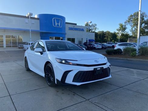 Used 2025 Toyota Camry SE FWD image 2