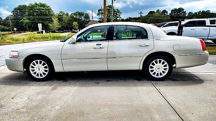 Used 2006 Lincoln Town Car Signature RWD image 6