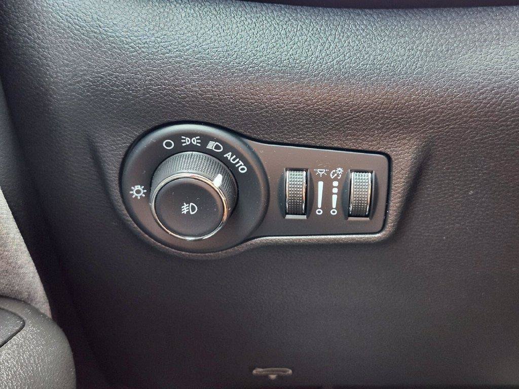 Used 2023 Jeep Compass Latitude AWD/4WD image 21
