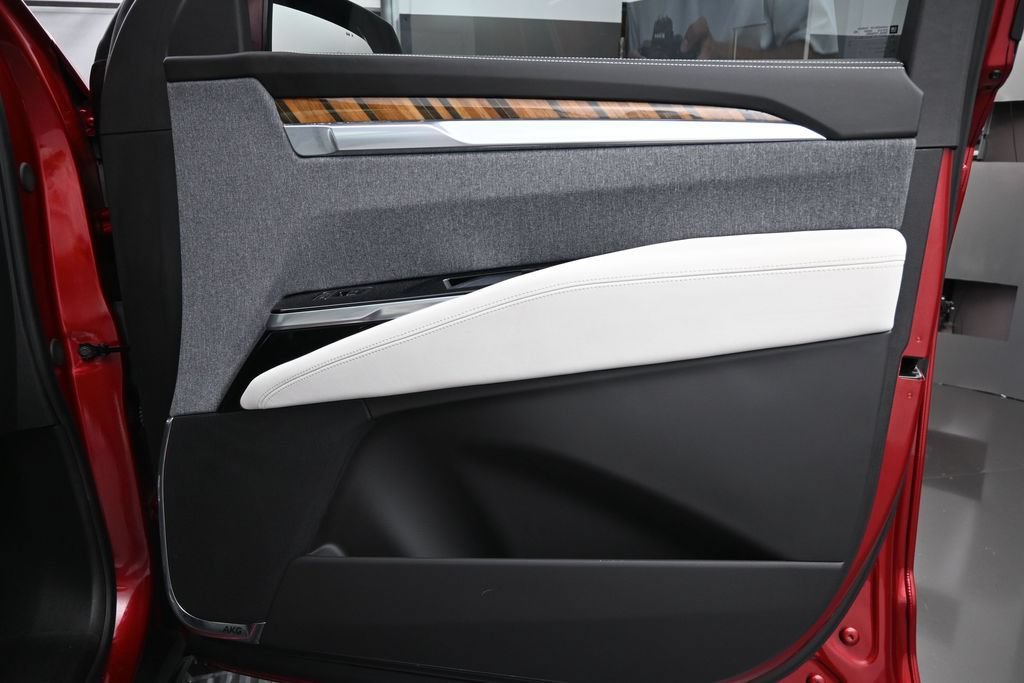 Certified 2025 Cadillac Escalade ESV Sport Platinum w/ LPO, Floor Liner Package AWD/4WD image 44