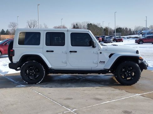 Used 2021 Jeep Wrangler Unlimited Sahara image 4