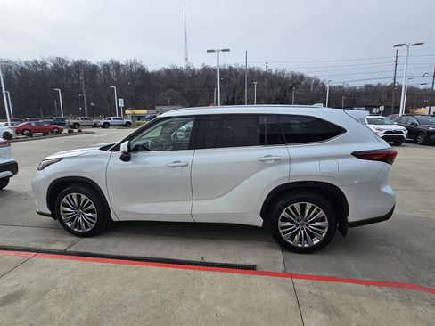 Used 2022 Toyota Highlander Platinum image 9