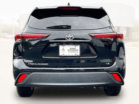 Used 2025 Toyota Highlander LE FWD image 5