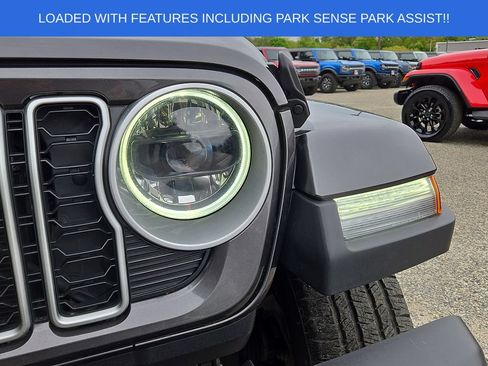 Used 2025 Jeep Wrangler Unlimited Sahara w/ Safety Group AWD/4WD image 9