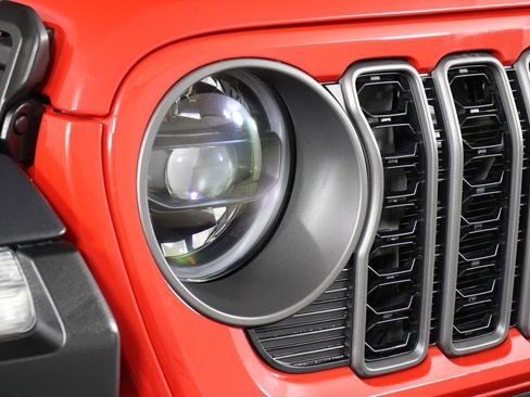 Used 2025 Jeep Wrangler Unlimited Rubicon w/ Convenience Group AWD/4WD image 25