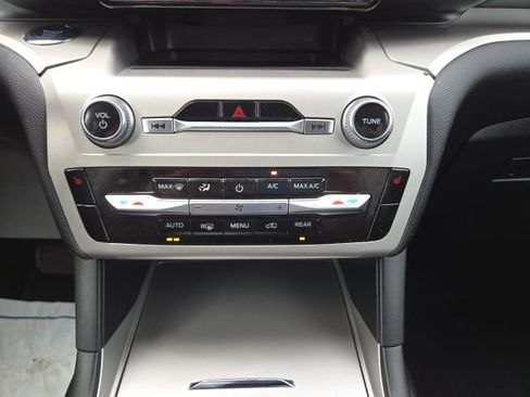 Used 2022 Ford Explorer XLT image 30