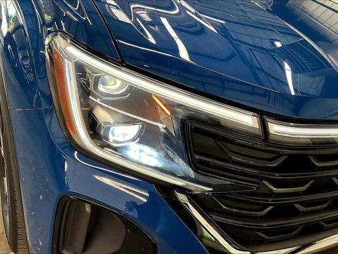 Used 2025 Volkswagen Atlas Cross Sport SEL image 31