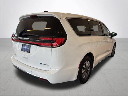 Used 2023 Chrysler Pacifica Touring-L FWD image 7