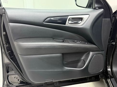 Used 2020 Nissan Pathfinder SV image 21