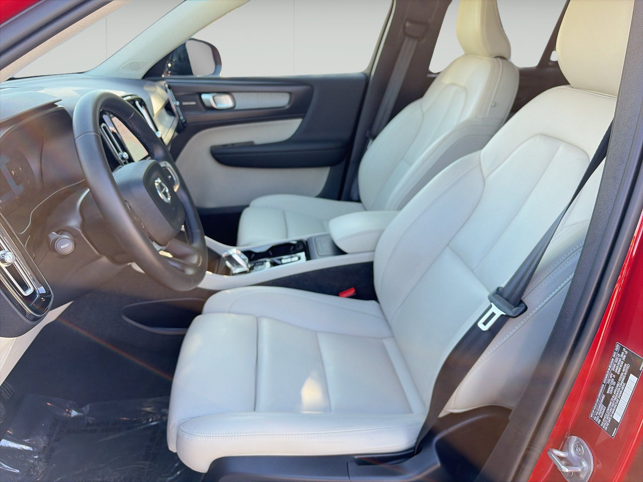 Used 2025 Volvo XC40 B5 Ultra AWD/4WD image 11