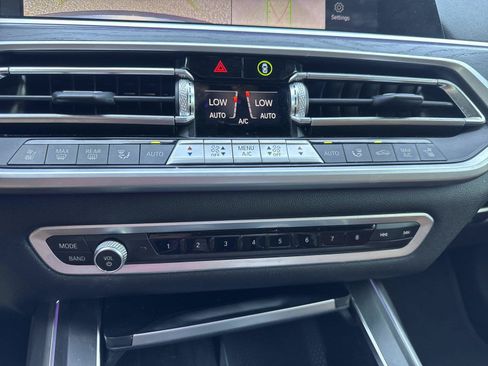Used 2022 BMW X7 xDrive40i w/ M Sport Package AWD/4WD image 21