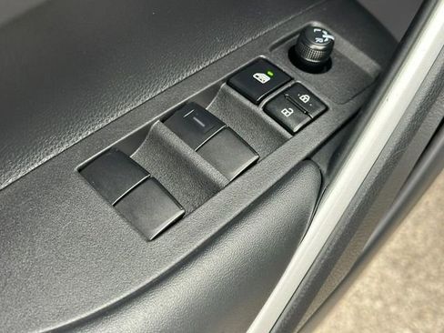 Used 2025 Toyota Corolla Cross LE image 16