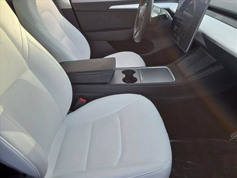 Used 2024 Tesla Model Y 2WD image 22