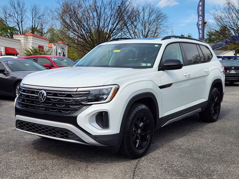 Used 2025 Volkswagen Atlas Peak Edition SE image 2