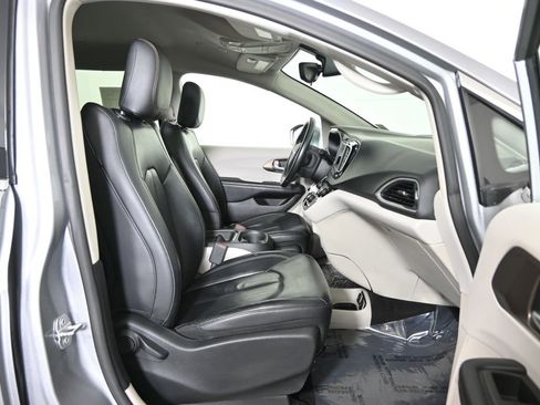 Used 2018 Chrysler Pacifica Touring-L image 13