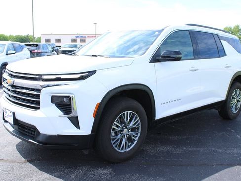 Used 2025 Chevrolet Traverse LT FWD image 3