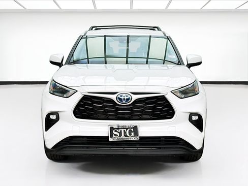Used 2023 Toyota Highlander LE FWD image 2