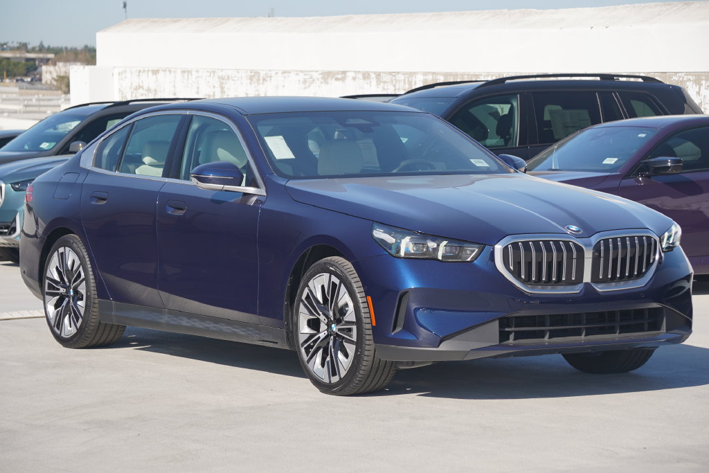 Used 2026 BMW 530i w/ Premium Package RWD image 3