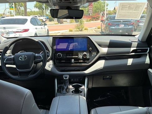 Certified 2025 Toyota Highlander XLE FWD image 12