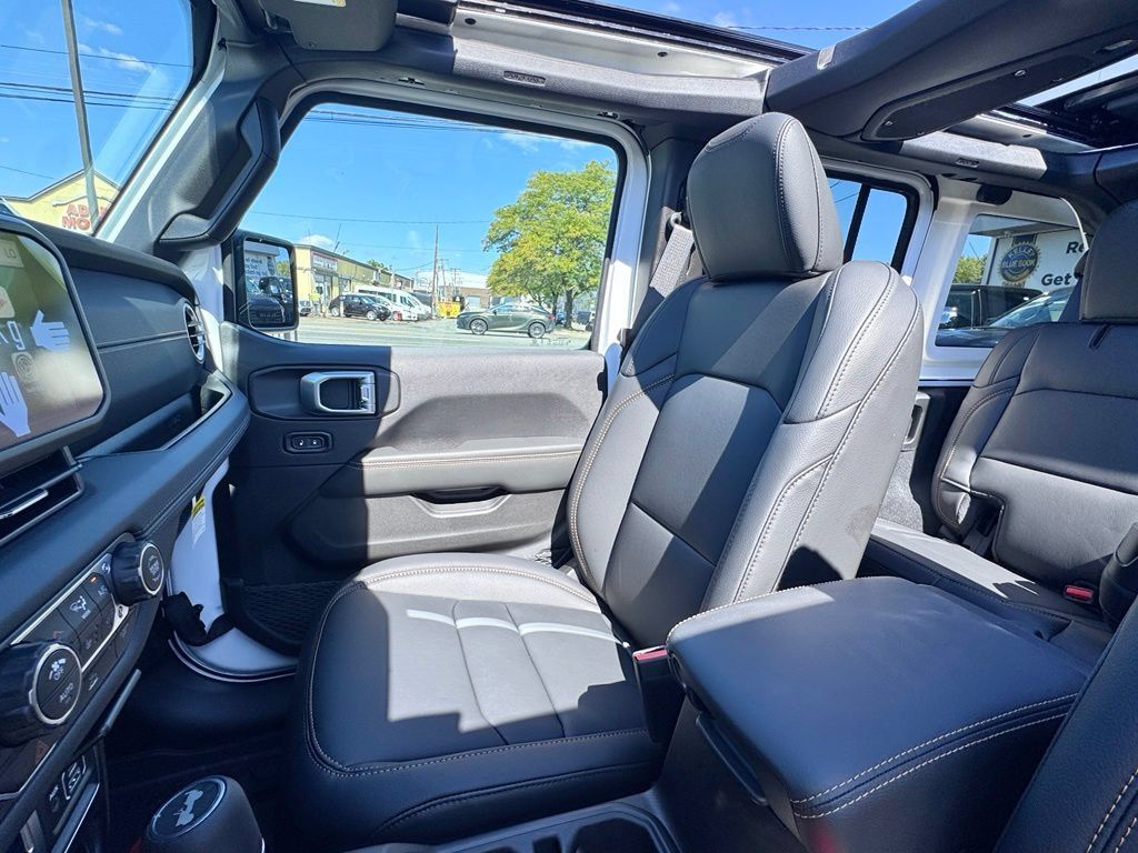 New 2026 Jeep Wrangler Unlimited Sahara AWD/4WD image 15
