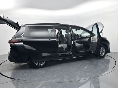 Used 2024 Toyota Sienna XLE image 61