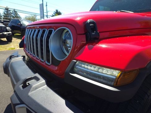 Used 2025 Jeep Wrangler Unlimited Sahara AWD/4WD image 13
