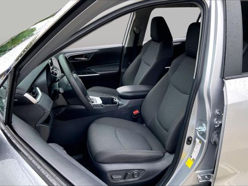 Used 2024 Toyota RAV4 XLE AWD/4WD image 8
