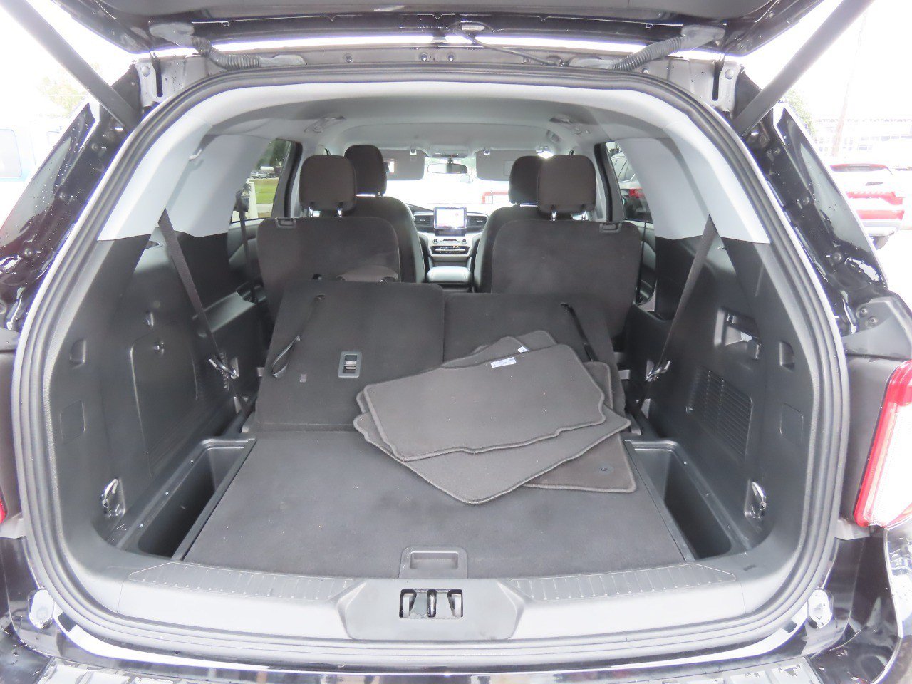 Certified 2024 Ford Explorer XLT RWD image 12