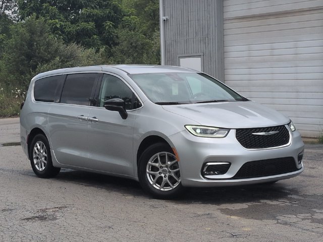 Used 2024 Chrysler Pacifica Touring-L FWD image 12