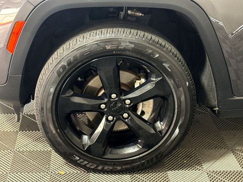 Used 2023 Jeep Grand Cherokee Altitude AWD/4WD image 12