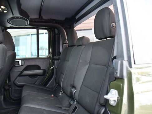 Used 2022 Jeep Gladiator Overland w/ Cold Weather Group image 18