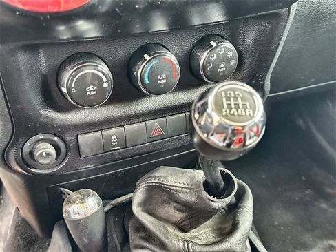 Used 2016 Jeep Wrangler Unlimited Rubicon w/ Connectivity Group image 15